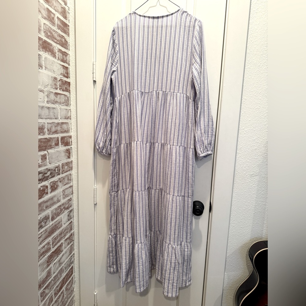 Universal Thread lightweight cotton maxi dress
Size Medium